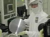 En fabrikkarbeider ved en av Intels fabrikker viser frem en wafer. Foto: Intel