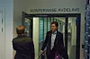 Knut Arild Hareide, leder for transport- og kommunikasjonskomiteen på Stortinget, på vei ut fra møte med Tele2.