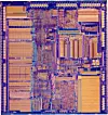 1985: Første versjon av Intel 80386 hadde 275 000 transistorer og ble produsert med en 1,5 mikrometer produksjonsprosess. Siden krympet man til 1 mikrometer.