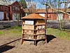 Insekthotellet Tøyen Bee & Bee er laget av trekubber med drillhull i, takrør og bambusrør. Insektvennlige designvalg må til for at villbier og -veps skal flytte inn.