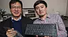 Professor Zhong Lin Wang (t.v) og forskningsassistenten Jun Chen med det selvdrevne sikkerhetstastaturet.