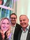 Toril Nag, her sammen med strategidirektør Atle Soma i Altibox og Eirik Gundegjerde, som jobber med mobil og 5G i Altibox. Foto: Toril Nag, Lyse