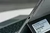 På høyre side av nettbrettet finner du en USB-C port som også støtter Thunderbolt 4