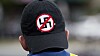 Mange private selskaper har makt til å stenge nettsteder som for eksempel fremmer omstridte meninger og ideologier. Flere kommer nå med en advarsel mot dette. Bildet er av en person som deltar i en demonstrasjon mot blant annet nynazisme, for å vise solidaritet med Charlottesville, Virginia, etter hendelsene der den 12. august 2017.