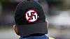 Mange private selskaper har makt til å stenge nettsteder som for eksempel fremmer omstridte meninger og ideologier. Flere kommer nå med en advarsel mot dette. Bildet er av en person som deltar i en demonstrasjon mot blant annet nynazisme, for å vise solidaritet med Charlottesville, Virginia, etter hendelsene der den 12. august 2017.