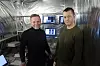 Tore Kristoffersen og Arne Igesund i 5G-laben til Ice i Nydalen i Oslo. Rommet er kledd i aluminiumsfolie, for å skape et Faraday-bur, slik at ikke radiosignaler fra utsiden trenger inn.