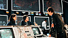 Scene fra WarGames-filmen med skuespillerne Ally Sheedy, Mathew Broderick og John Wood. I bakgrunnen sees noen av de store skjermene til WOPR-datamaskinen til NORAD.