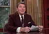President Ronald Reagan fotografert den 24 mai 1985, mens han forbereder en tale, sittende ved sitt skrivebord i det ovale kontor i Det hvite hus. Foto: AP Photo/Scott Stewart