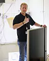 Dieter Croker demonstrerer hvordan de tester at både selve produktet og emballasjen tåler fall uten å skades. Foto: Kurt Lekanger, Digi.no