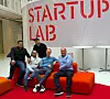 Diffia holder til hos Startup Lab i Forskningsparken. Fra venstre: Soheil Dabestani, Oddbjørn Kvalsund og Carl-Erik Kopseng fra Diffia, og Frode Nerbråten og Kolbjørn Jetne fra Kodemaker. Foto: Harald Brombach