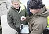 Prosjektleder Simen Slotta (t.h.) tester Strand-appen. I september skal den prøves ut i en større beredskapsøvelse. Bilde: Kystverket