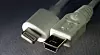 Mini-USB-pluggen til høyre (i likhet med USB-kontakter generelt) har en opplagt ulempe sammenlignet med Apples Lightning-kontakt som vi ser til venstre i bildet. Men allerede neste år skal USB-kontakten også bli vendbar.
