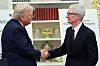 USAs president Donald Trump og Apples administrerende direktør Tim Cook i Det ovale kontor tidligere denne uken. Apple-sjefen annonserte store investeringer i ulike produksjonsselskaper i USA.