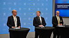 Fra venstre: Erik Hope, direktør i Departementenes sikkerhets- og serviceorganisasjon (DSS), kommunal- og distriktsminister Sigbjørn Gjelsvik og Geir Arild Engh-Hellesvik i Nasjonal sikkerhetsmyndighet (NSM) under en pressekonferanse mandag.