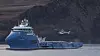 Sysselmannsskipet Polarsyssel er brukt under arbeidet med å lete etter bruddet i strømforsyningen til den ene av to fiberkabler som knytter Svalbard til fastlandet. Her er skipet fotografert under en oljevernøvelse i Isfjorden på Svalbard.
