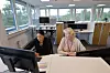 Saksbehandlerne samarbeider i par fordelt på fem arbeidsstasjoner – med god avstand mellom hverandre for å skjerme opplysningene som behandles. Her jobber Zoya Moghal (t.v.) og Inger Tegelsrud Nordlund. Foto: Arash A. Nejad