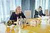 Arbeids- og inkluderingsminister Kjersti Stenseng fikk overlevert rapporten fra arbeidsgruppa i slutten av mars. Foto: Simen Gald