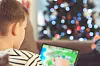 Nesten alle mellom 9 og 18 år gamer, ifølge tall fra Medietilsynet. Mye av den sosiale praten fra skolehverdagen fortsetter der.