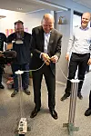 Brekke og rektor ved NTNU, Gunnar Bovim, klippet over hver sin IOT-kabel. Den symbolske kabelklippingen medførte at Telenor-logoen og NTNU-logoen dukket opp på storskjerm helt 'av seg selv'. Foto: Varog Kervarec