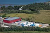 Datasenteret i Hadsel kommune i Vesterålen, like ved Stokmarknes, har vært en kilde til frustrasjon for lokalpolitikere og naboer som klagde på støy. Driften ble avviklet høsten 2024, kort tid etter at dette bildet ble tatt. Foto: Eirik Helland Urke