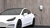 Tesla 3 som lades med ladestasjon fra Zaptec.