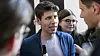 Sam Altman kan komme tilbake til ledelsen i OpenAI kort tid etter han fikk sparken, skriver flere medier.