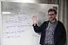 Dancy tegner og forklarer livs-«stacken» han bruker til å systematisere dataene. Foto: Sarah McDonald Gerhardsen