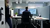 Ny lov om domstolskontroll med tilrettelagt innhenting av grenseoverskridende elektronisk kommunikasjon trer i kraft søndag 1. oktober. Det gir Etterretningstjenesten en kraftig verktøykasse til å søke i metadata som flyter over landegrensene. Her jobber en ansatt ved E-tjenesten med etterretning på Lutvann i Oslo.