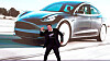 En bekymringsløs Elon Musk danser på et arrangement ved Teslas Model3-fabrikk i Shanghai i januar 2020, like før covid-pandemien brøt løs. Nå tror han brikkemangelen som pandemien har ført med seg, snart er over.