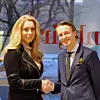 – Evry blir en partner med dyp teknisk og forretningsmessig innsikt som kan bidra sterkt, uttaler adm.dir Jeanette Jäger i Bankgirot. Hun har i dag signert avtalen med Evrys sverigesjef Fredrik Almén. Bilde: Pressefoto