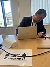 Det er lett å holde avstand i et seks etasjers kontorbygg, i hvert fall når 500 ansatte har hjemmekontor. Foto: Marius Jørgenrud
