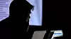 Illustrasjonsfoto av en deltaker på en hackerkonkurranse under Def Con-konferansen i Las Vegas i 2017. Bare en liten elite kan livnære seg av dusørordningene, ifølge en MIT-rapport.