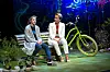 Unni Farestveit gikk ut av komfortsonen da hun var konferansier på Agder Energi-konferansen 2019. Her sitter hun på scenen og snakker med «Generasjonen etter oss». Foto: Kjell Inge Søreide