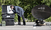 FLO IKT har selv snekret løsningen som åpner slusene mellom samband som militær radio, Tetra-radioer i Nødnettet og smarttelefoner. Den hvite boksen i koffertlokket er en LTE basestasjon, mens satellittforbindelsen til høyre gir tilgang til internett.