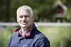 Overingeniør Vidar Madsen ved FLO IKT står bak den mobile operasjonssentralen som kobler ulike typer radiosamband. Bilde: Simen Rudi/ Forsvaret