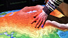 En AR-sandkasse baserer seg på programvare som lar en projektor projisere et bilde som endrer seg basert på 3D-data som innhentes fra et 3D-kamera av for eksempel typen Microsoft Kinect.
