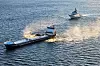 Her border et helikopter med finske mannskaper lasteskipet Fitburg, som mistenkes for å ha kappet tre fiberkabler i Østersjøen med ankeret sitt. Det finske kystvaktskipet Turva var med på operasjonen nyttårsaften.