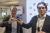 Se så smått: Teknologidirektør i Telia, Jon Christian Hillestad, og adm. direktør og gründer i Disruptive Technologies, Erik Fossum Færevaag holder en av de knøttsmå sensorene som nå skal ut på den nordiske IoT-markedet via Telia.