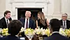Donald Trump flankert av Marc Zuckerberg og Bill Gates. I løpet av det siste året har han og amerikanske teknologiselskaper kommet nærmere hverandre, og amerikansk lov tillater myndighetene å gripe dypt inn i selskapene hvis de anser det nødvendig.
