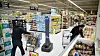 Roboten Marty vasker gulvet i et supermarked i Harrisburg i delstaten Pennsylvania. Automatisering og AI gjør at stadig flere arbeidsoppgaver kan bli overflødige, og i en rapport fra 2019 fra Brooker Institute blir det sagt at nesten 36 millioner amerikanere har en jobb som har høy risiko for å bli erstattet av teknologi.