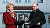 IT-sjef Andreas Brovig i Lillesand kommune viser seksjonssjef Inger Vollstad i Nkom en trygghetsalarm som er skiftet ut, da den kun går på 2G.