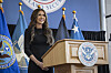 Kristi Noem har siden januar 2025 ledet U.S. Department of Homeland Security, som til nå har finansiert CVE-programmet gjennom en kontrakt med organisasjonen Mitre. Her deltar hun under sin velkomstseremoni ved Coast Guard Headquarters i Washington D.C.