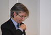 Statssekretær Paul Chaffey har fått klar beskjed om hvordan konflikten som bremser digitaliseringen skal løses. Selv sier han det er for tidlig å komme med en løsning.