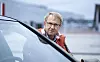 Bjørn Amundsen i døra til sin dekningsbil på Telenor Fornebu. Til tross for utfall av strøm og mobildekning i store deler av Sør-Norge, mener han mobilnettet har tålt stormen bra. Foto: Martin Fjellanger