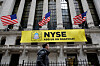 Vimpelen er på plass ved Wall Street i New York. Snap Inc. blir ventelig en av de største børsnoteringene av et teknologiselskap.
