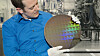 Nicolas Loubet ved IBM Research viser frem en wafer (silisiumskive) med brikker produsert med en 5 nanometer produksjonsprosess. Ifølge IBM skal dette bety 40 prosent ytelsesøkning med samme strømforbruk, eller 75 prosent redusert strømforbruk ved samme ytelse.