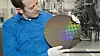 Nicolas Loubet ved IBM Research viser frem en wafer (silisiumskive) med brikker produsert med en 5 nanometer produksjonsprosess. Ifølge IBM skal dette bety 40 prosent ytelsesøkning med samme strømforbruk, eller 75 prosent redusert strømforbruk ved samme ytelse.