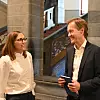 Kjersti Næss Torstensen og Amund Holmsen i samtale om statsfinansene i de ærverdige lokalene til Finansdepartementet. Foto: Gunhild Haugnes
