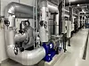 På Ulven er det montert fire varmepumper som produserer varme nok til å varme opp tusenvis av leiligheter i Oslo. Pumpene hever temperaturen på spillvarmen fra datasenteret til rundt 80 grader før det forlater energisentralen. Foto: Hafslund Oslo Celsio