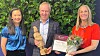 Prisvinner Morten Løvstad fra Sogeti, her avbildet med Jane Xia (til v.) som leder ODA Awards og ODA-leder Kristin Hofer Næss.